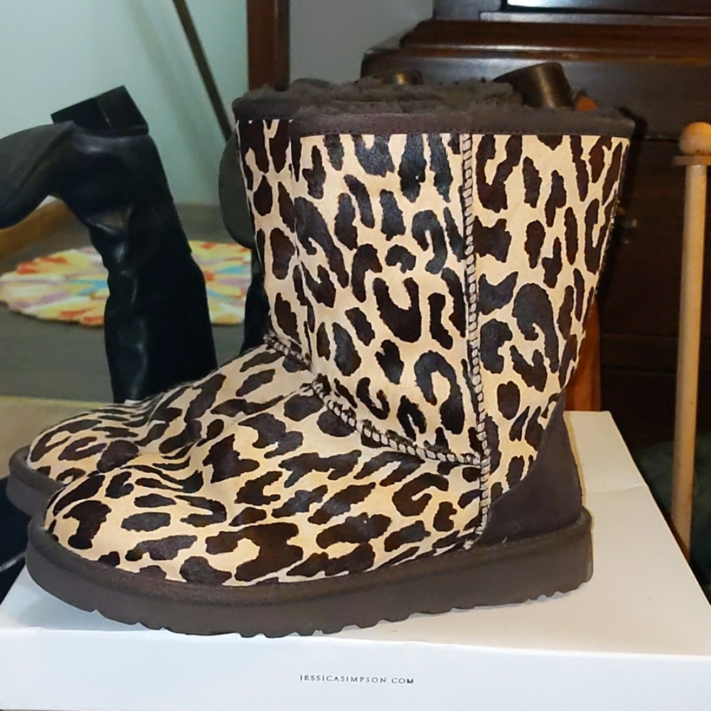 Excellent Condition - UGG Leopard Print Cozy Winter Boots - Picture 3 of 5